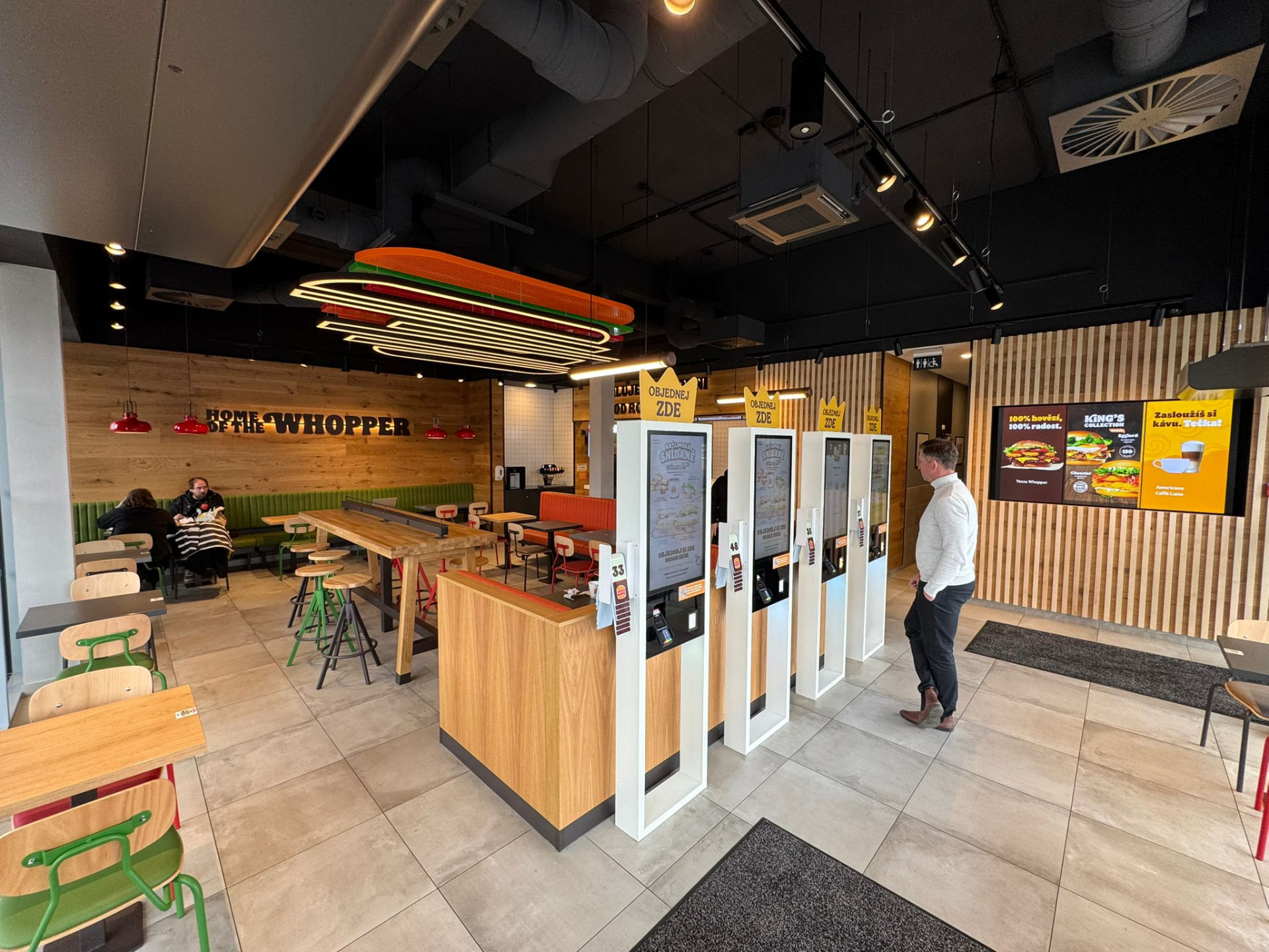 Interiér restaurace Burger King Strakonice — kiosky pro objednávku a stolování