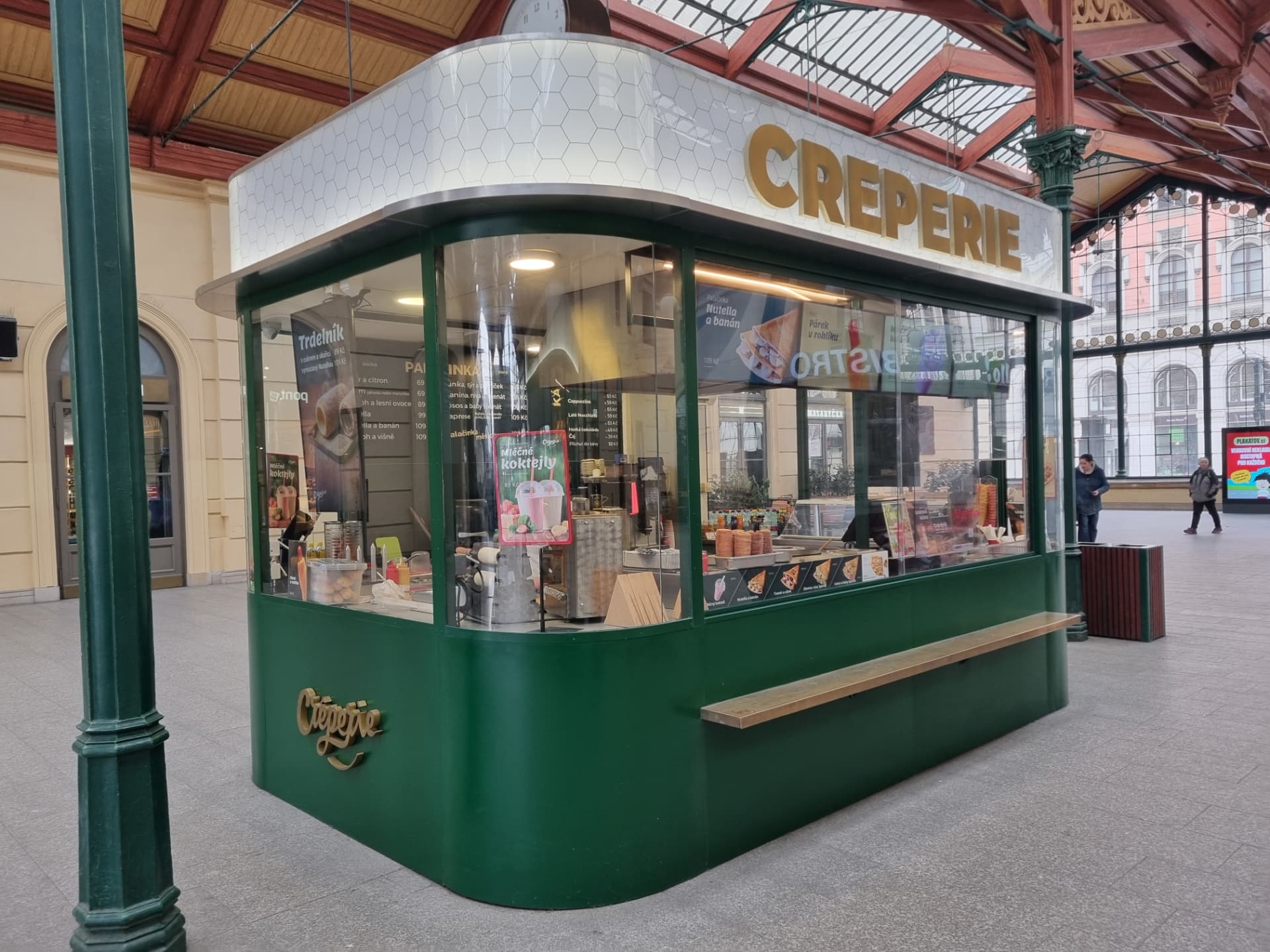 Kiosek Creperie na Masarykově nádraží — pohled z nástupiště