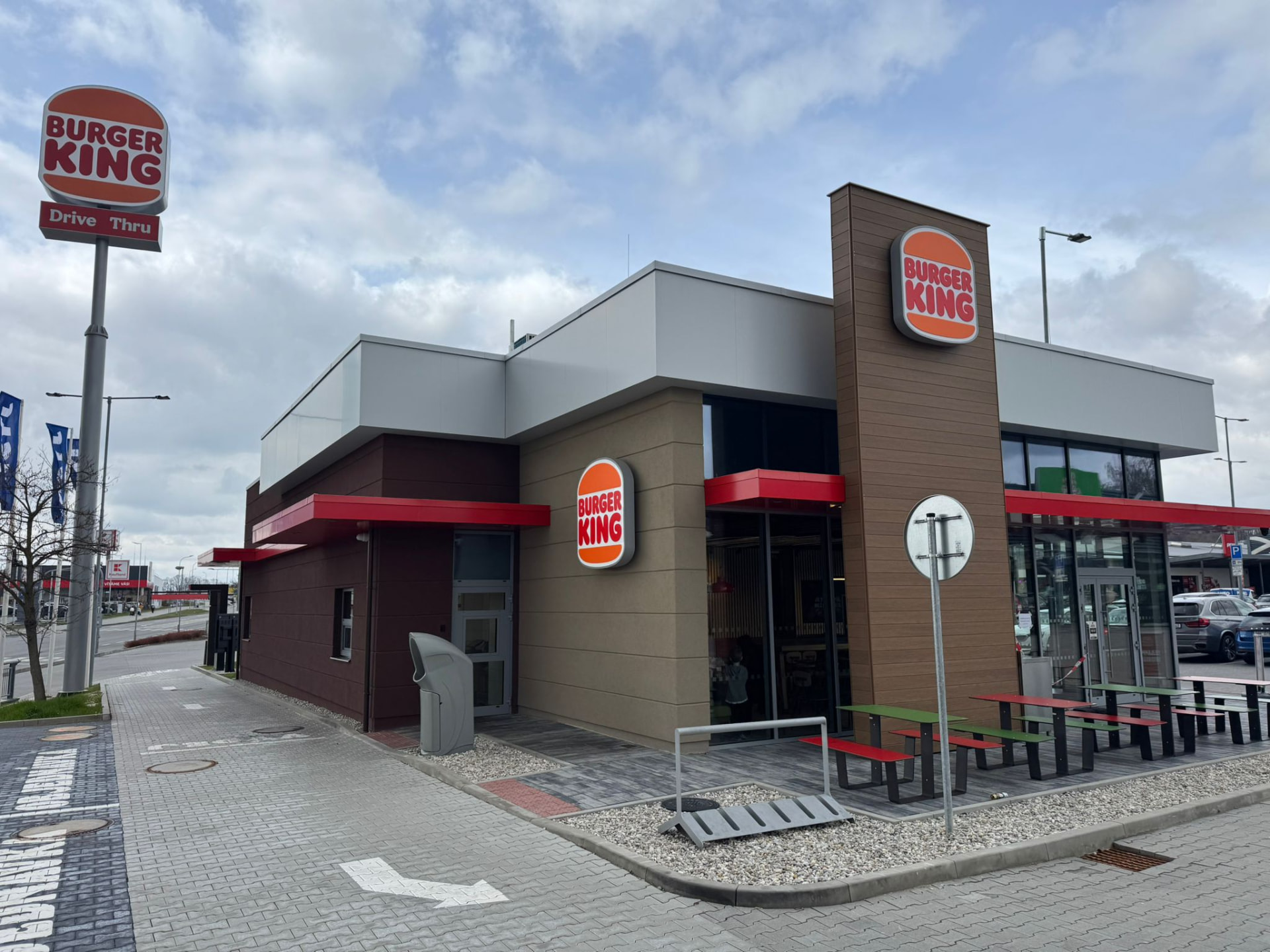 Restaurace Burger King Strakonice s logem a terasou k sezení