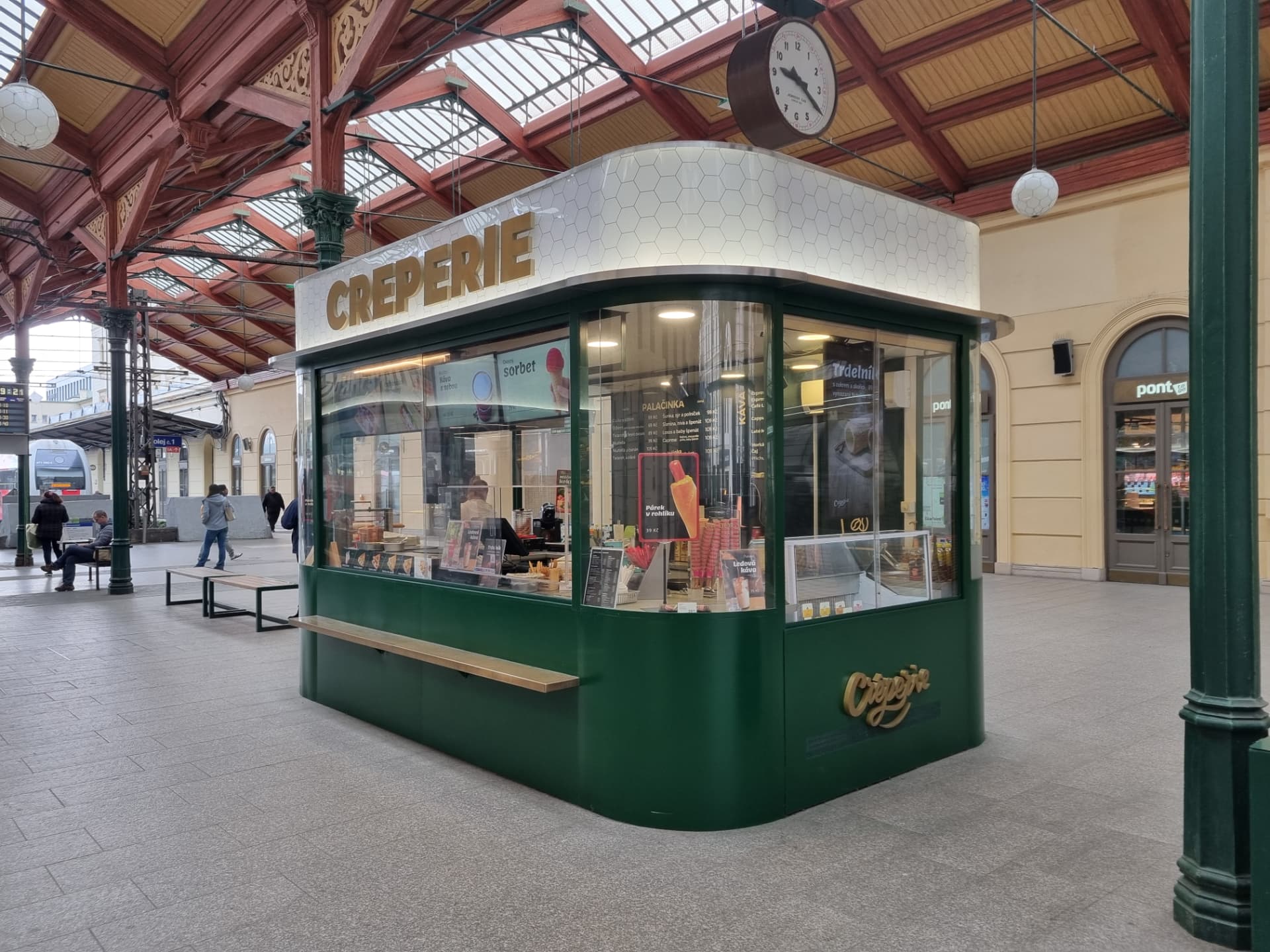 Kiosek Creperie na Masarykově nádraží — exteriér z čela nástupiště