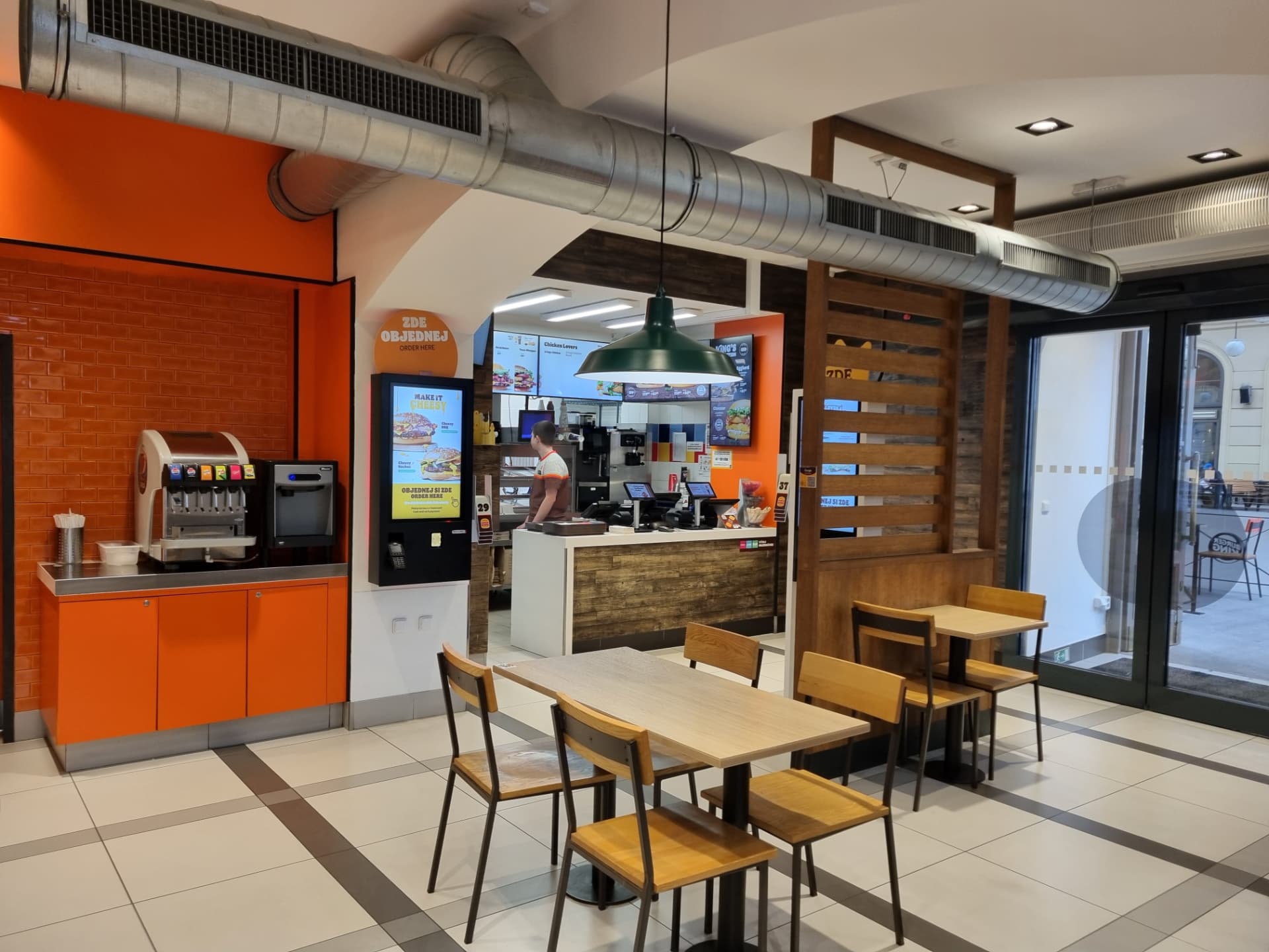 Prodejní pult a kiosky pro objednávku v restauraci Burger King Masarykovo nádraží