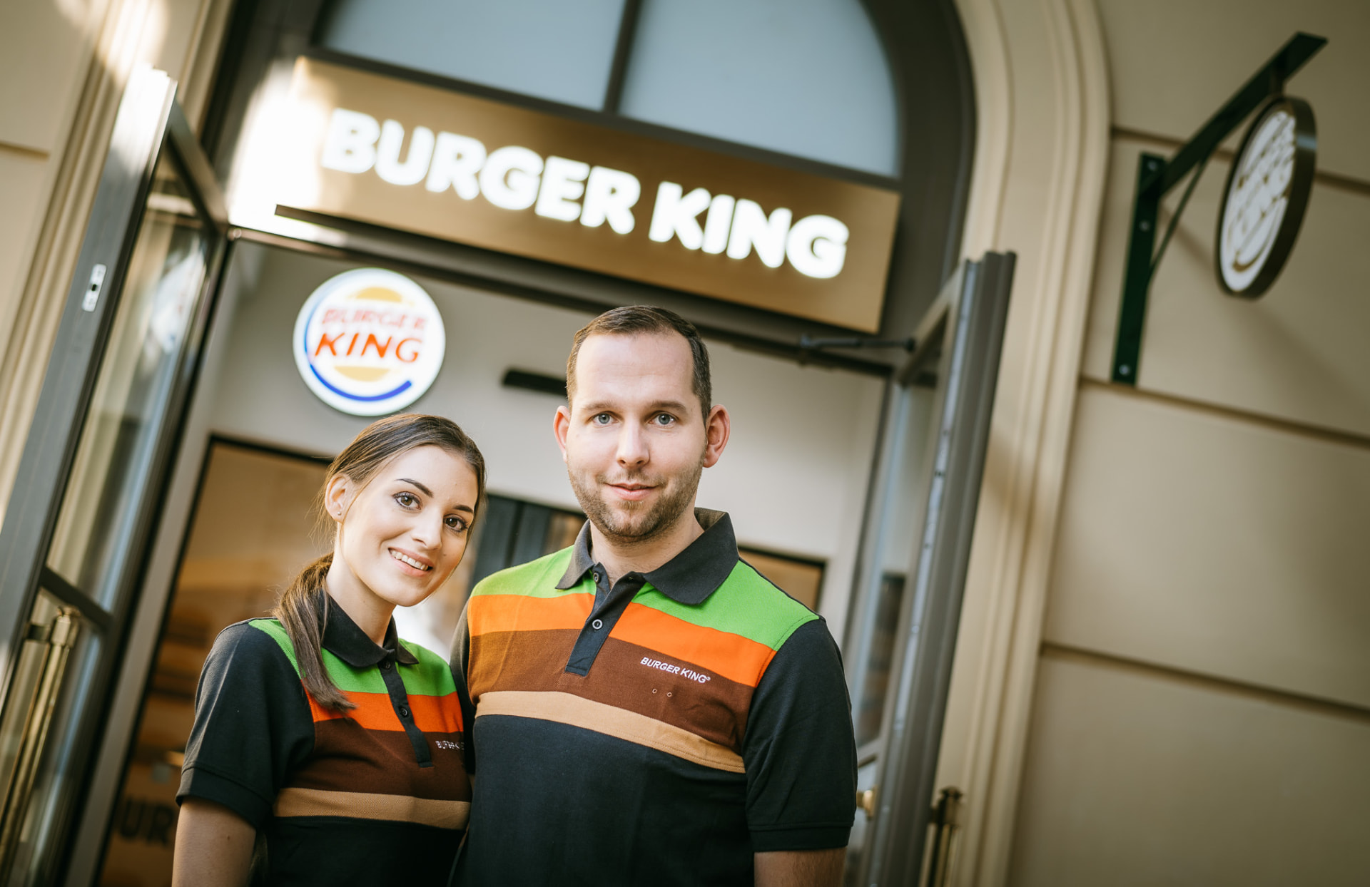 Kolegové u vstupu do restaurace Burger King