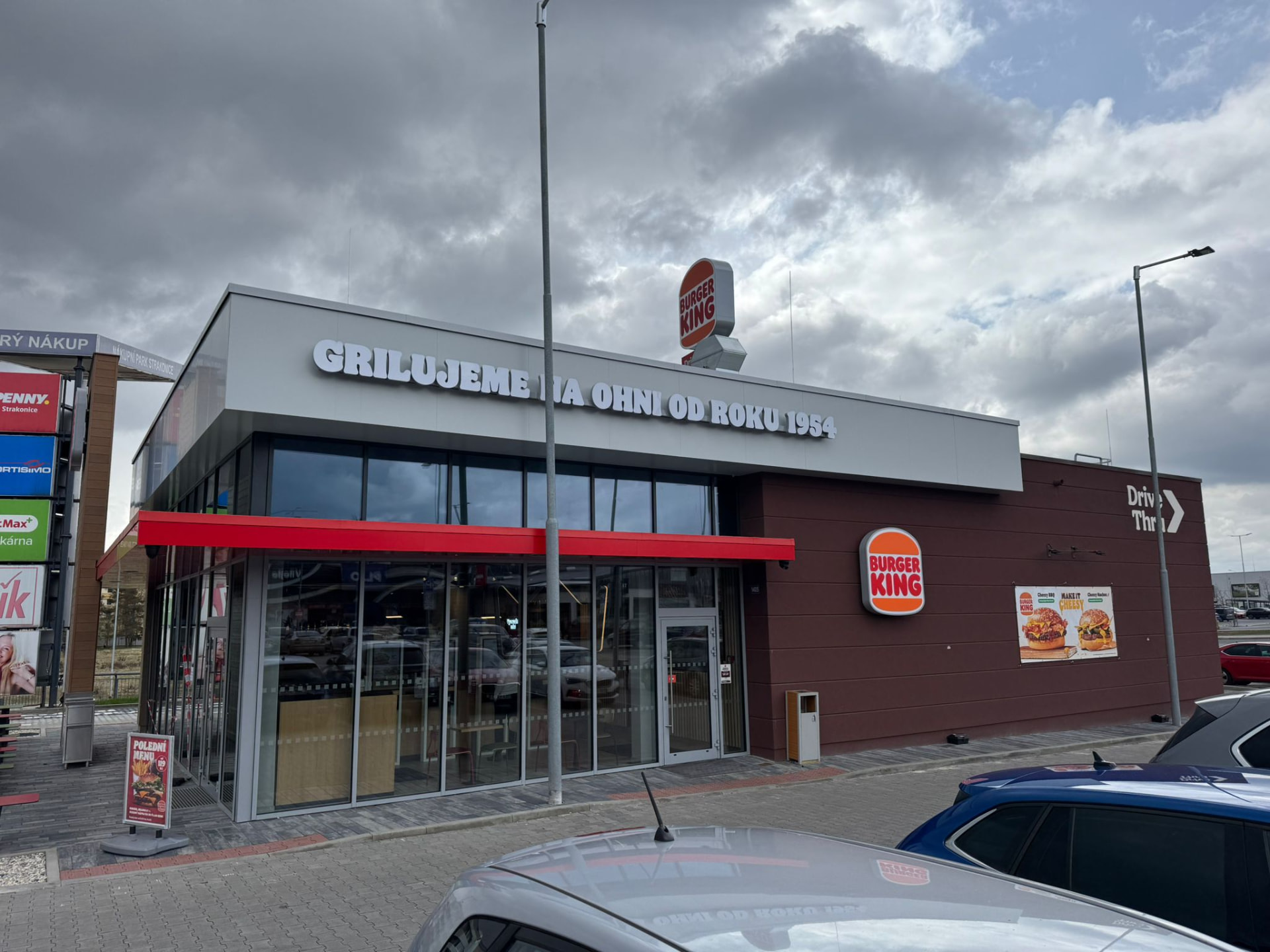 Exteriér restaurace Burger King Strakonice v Retail Parku Strakonice s drive thru
