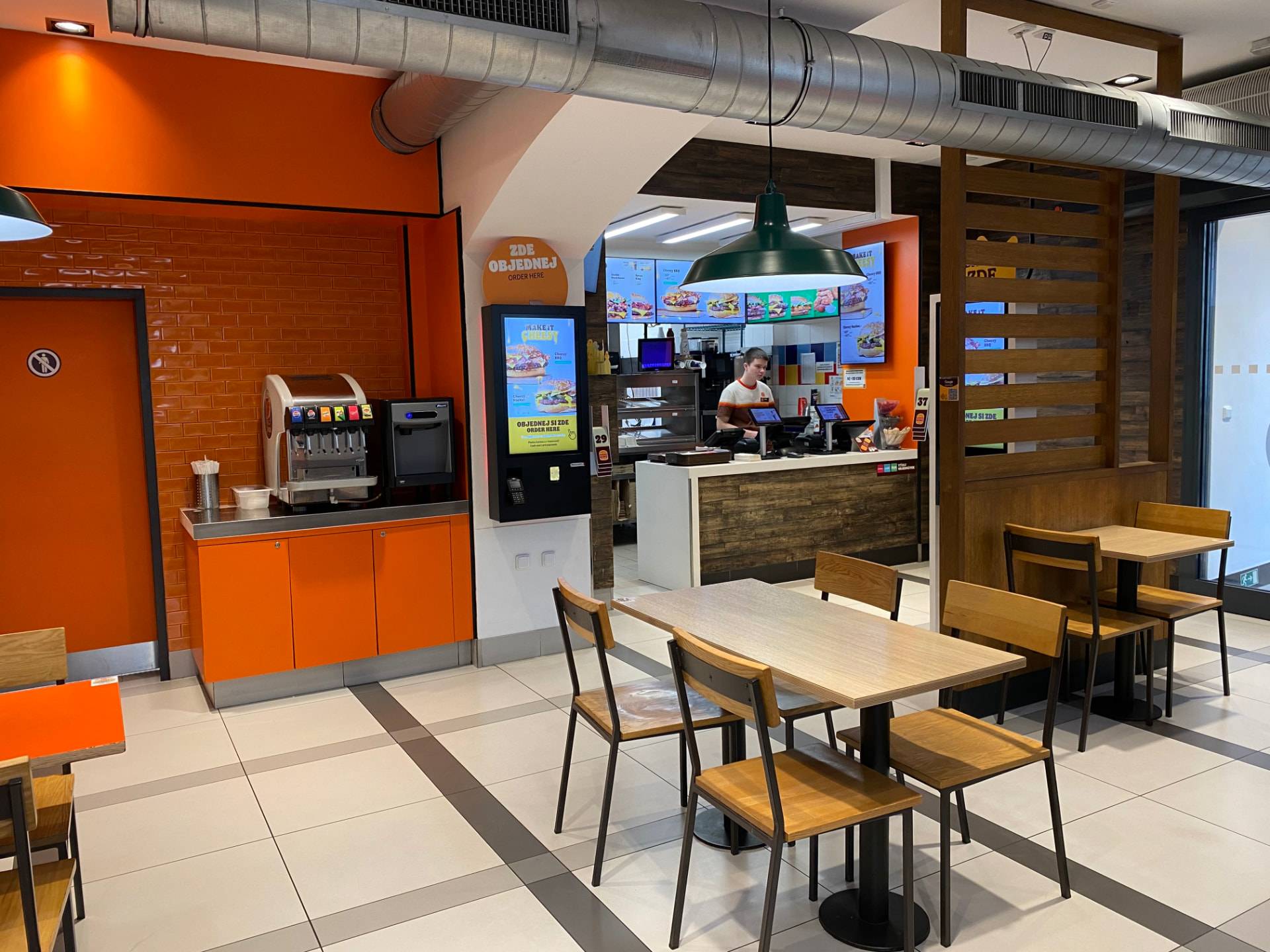 Interiér restaurace Burger King Praha Masarykovo nádraží — prodejní pult a stolování