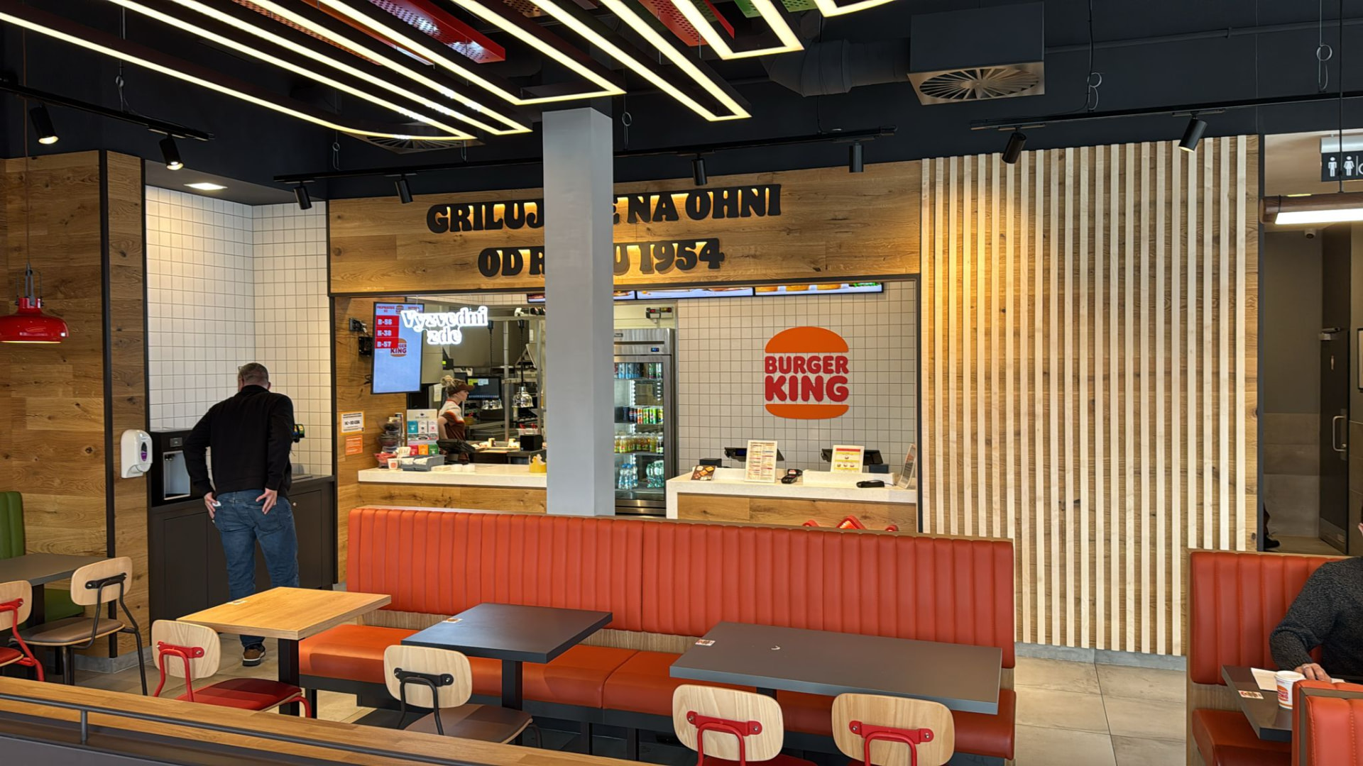 Interiér restaurace Burger King Strakonice — prodejní pult a čalouněné posedlení