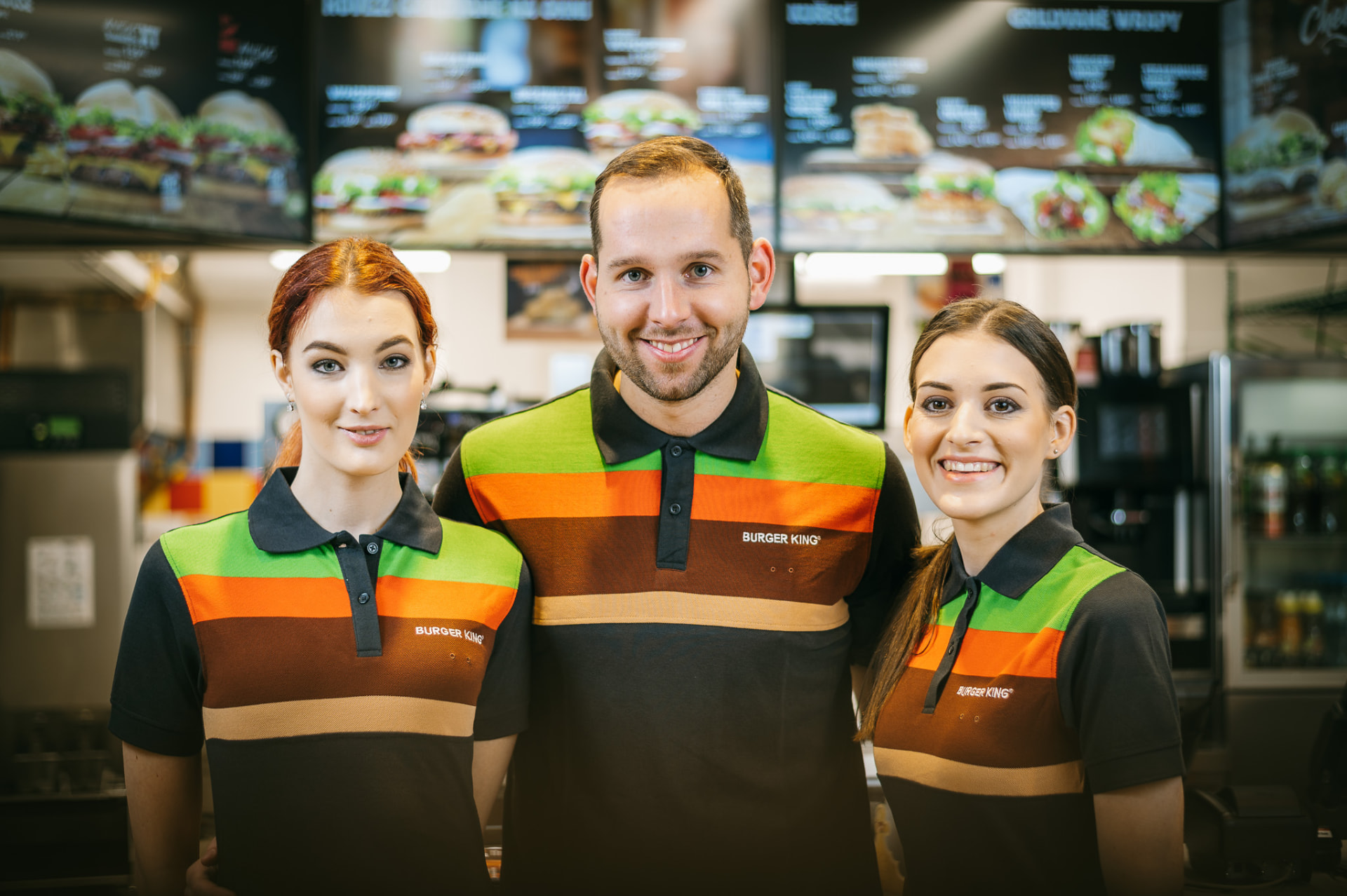 Tým restaurace Burger King před nabídkovými panely